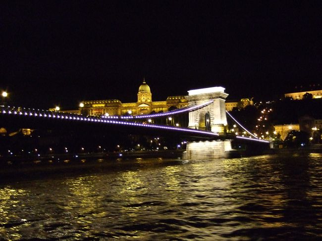 くさり橋と王宮