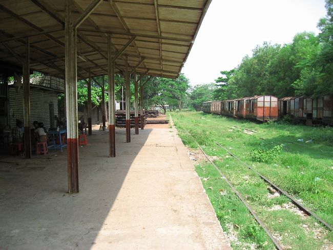 鉄橋の開通と共に新駅が東側に完成し、役目を退いた旧モーラミャイン駅。<br /><br />新駅では存在を許されなくなった、"構内カフェ"(写真左)がいまだに存続していることが、なんだがとてもうれしい。