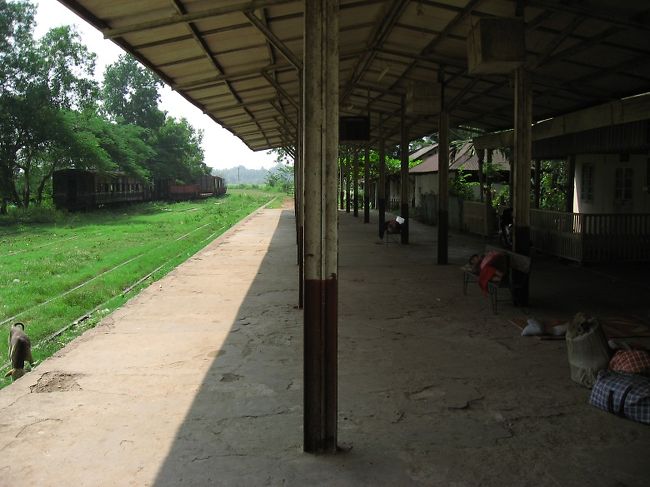 荷物を並べて寝ている(写真右)。<br />何を待っているのだろう。<br />旅客列車は来ない。<br /><br />待つものを決めずに、待ちたくなる。<br />一日中何かが来るのを待っていたくなる。<br /><br />でも、折り返してから新駅へ向かう列車なら、ここで待っていたほうが楽な場合もあるんだろうね。<br />我に帰る。