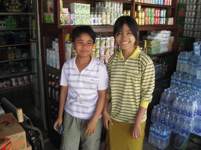 自転車で移動しようと思うと、ちょうど何かを買いたくなる場所にある雑貨店。<br /><br />交通の分岐点にある愛想のよいお店。