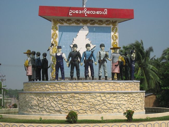 前述の店のあるロータリー。<br />空々しいモニュメント。<br /><br />右折(南)はモウラミャイン大学を経て空港へ。<br />直進(東)はKyaikmaraw(現地ではKyaikmyo:チャイミョーと発音)方面。後に訪問。<br />左折(北)は新駅方面。<br /><br />マッサージ(トラディショナル！)とかカラオケ(同伴！)とかを望むと、このあたりをさまようことになる。