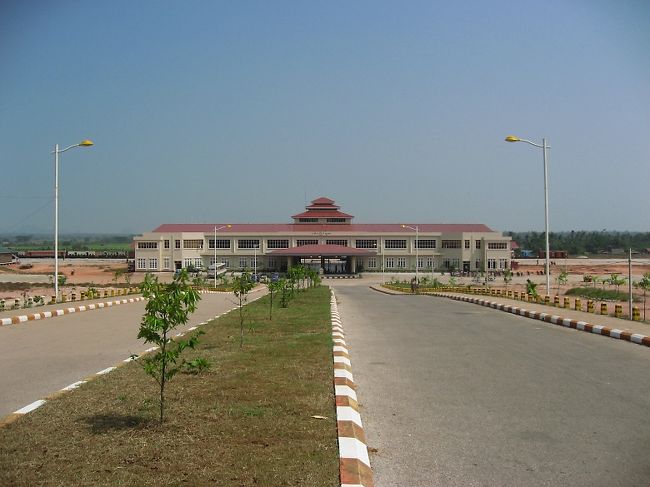 前述のロータリーを左折してしばらく行くと、新駅前広場。<br />無理やり作った日本の新幹線駅前に、どこか似ている。<br /><br />翌朝のタンビュザヤ(Thanbyuzayat)行きのチケットを予約しに行く。<br />勝手が分からず、チケット売り場の横からそ〜っと入ってお願いしたら(並んでいる人に心苦しいけど、並んで待ってもたいていは意味が無い)、やっぱり個室行き。<br /><br />タンビュザヤ行きは7時発と11時発の2便。所要3時間ほど。アッパークラスは無くファーストクラスのみ、料金はたぶん6ドル(翌日実際には3ドル)。明朝6時にきてチケットを購入して欲しい。私が案内する。……とのこと。やっぱり親切。ありがとうございます。