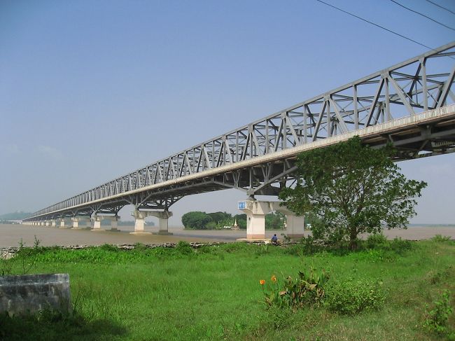 ずっと北に向かうと、新しく出来た橋に出会う。
