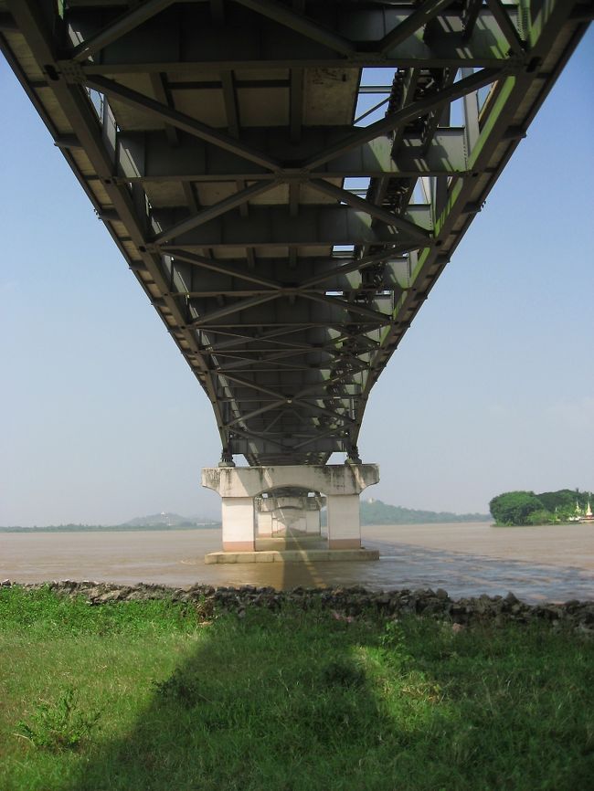 営業しているのかどうかも不明なモウラミャインホテルを突っ切って、突端部からモータマー方面を眺める。