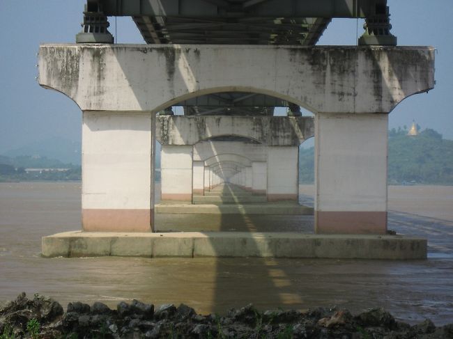 調子に乗って写真を撮っていたら、右側の監視塔からホイッスルを浴びせられた。これはマジなので退散。