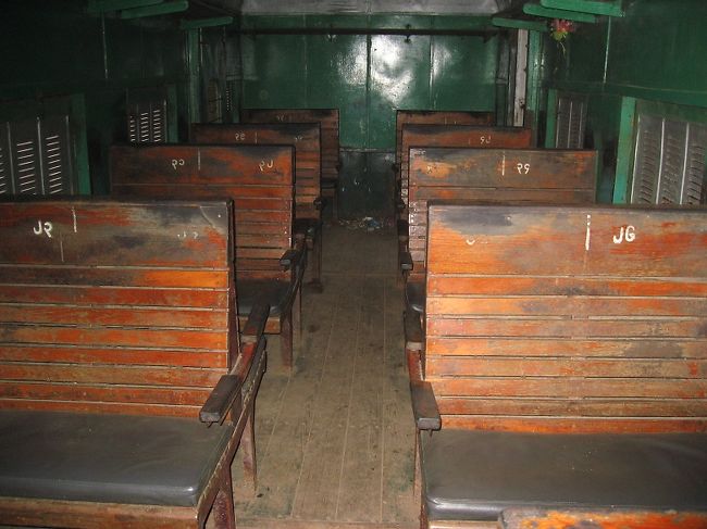 ファーストクラスの席、<br />設備的にはオーディナリーと変わらないけど、人口密度が低くて幸せ。<br />鳥類密度は高め。