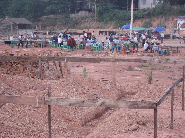 翌朝6時。新駅でチケット(結局3ドル)を手に入れたので朝食に。<br /><br />馬鹿みたいに立派な駅構内にはスペースがあり余っているんだけど、小さな売店以外は何もない。<br /><br />というわけで、屋外にならぶ露天で食事とお茶。<br />雨降ったらどうするんだろう？