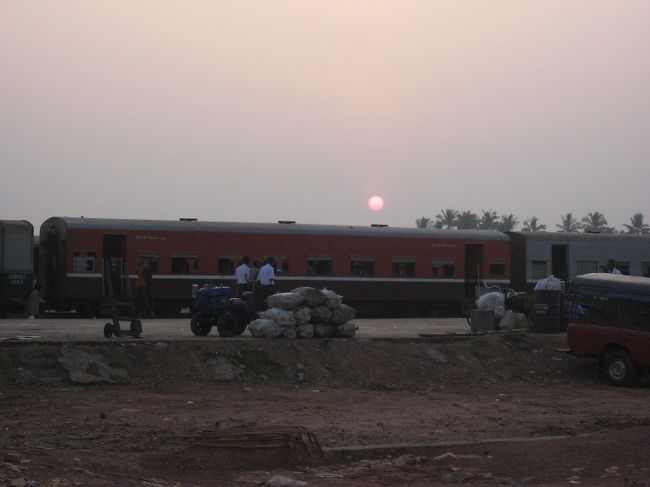 日が昇ってきた。<br />その下が乗るべき列車らしい。