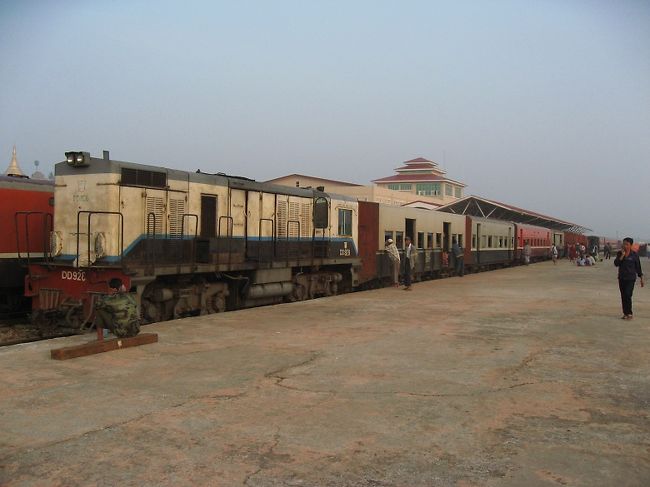 こっちはヤンゴン行きの列車。