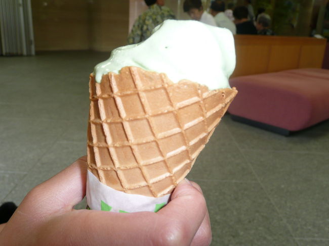 ハスアイスです。<br />抹茶アイスに似た味でした。<br />解けるのが早い〜〜〜