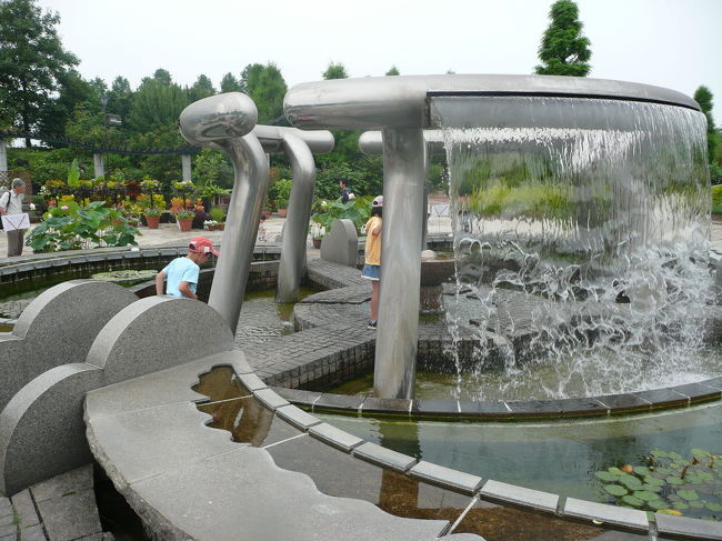 子供達が噴水の間を喜んで走っています。