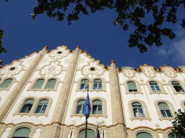 早起きしてまずは大聖堂へ。<br />と張り切ってホテルを出たら、早く着き過ぎてしまいました。<br />まだ８：３０・・・。<br /><br />時間があったので、近くの郵便貯金局を見に行きました。<br /><br />前の道があまり広くないので全部は収まりきれません。