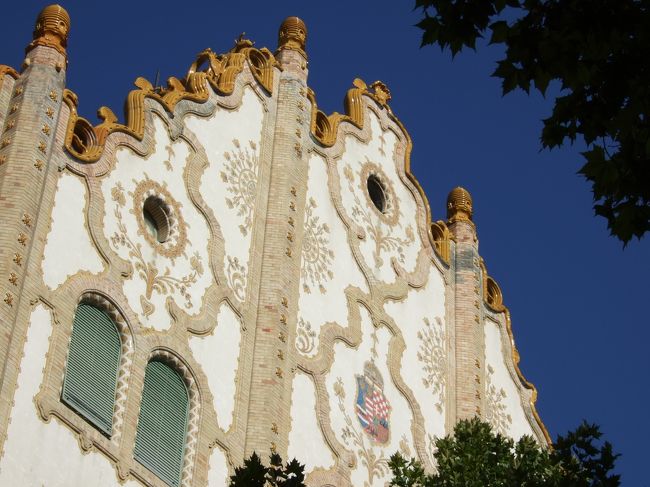 建物を縁取る磁器（？）が美しいです。