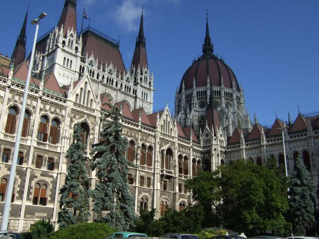 そろそろ並ぼうかと、国会議事堂へ行ってみると、チケット売り場が分からない・・・。<br /><br />警備のお兄さんに聞きまくってやっとチケット売り場へ・・・と思ったら入り口を間違ったらしく、思いっきり「ピーーーー！！」と笛を鳴らされてしまいました。<br /><br />撃たれなくてよかった〜