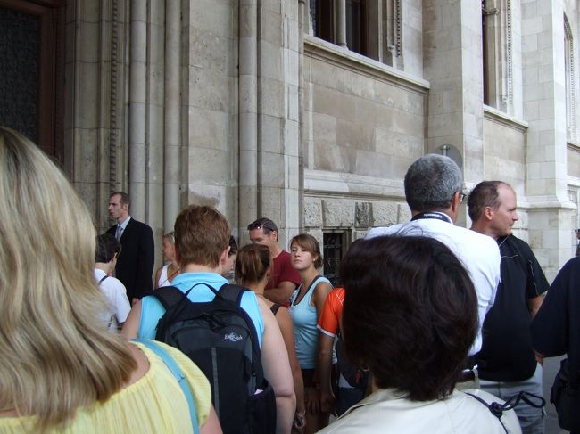 英語の館内ツアーに参加しました。<br />建物に入る前にセキュリティチェックがありました。