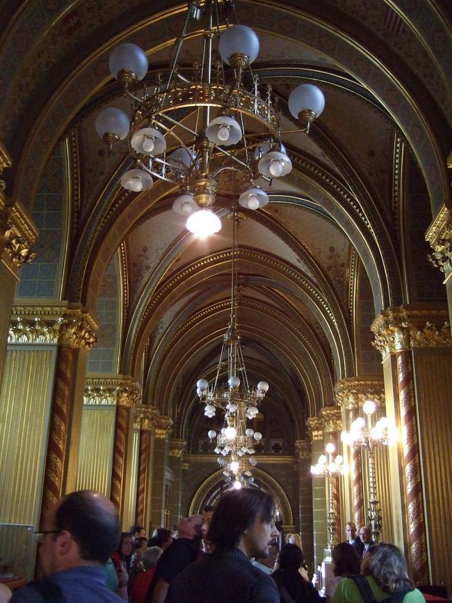 いよいよ中へ。<br /><br />これまで見てきたのと違い、かなりオリエンタルな雰囲気が強いような気がしたのですが、どうでしょう？