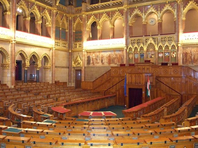 議場。とは思えないきらびやかさでした。