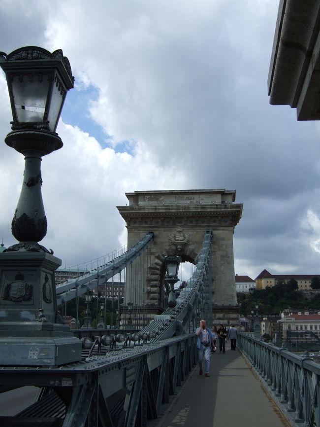 国会議事堂を後にし、くさり橋を渡りました。