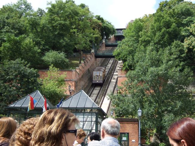 次はケーブルカーで王宮へ向かいます。<br />ちょっと暑い中並びました。