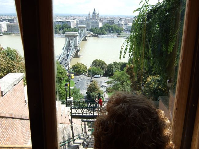 ケーブルカーから見たくさり橋とブルタヴァ川。