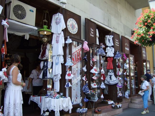 マーチャーシュ教会へ向かう途中、こんなかわいいレースのお土産やさんもありました。