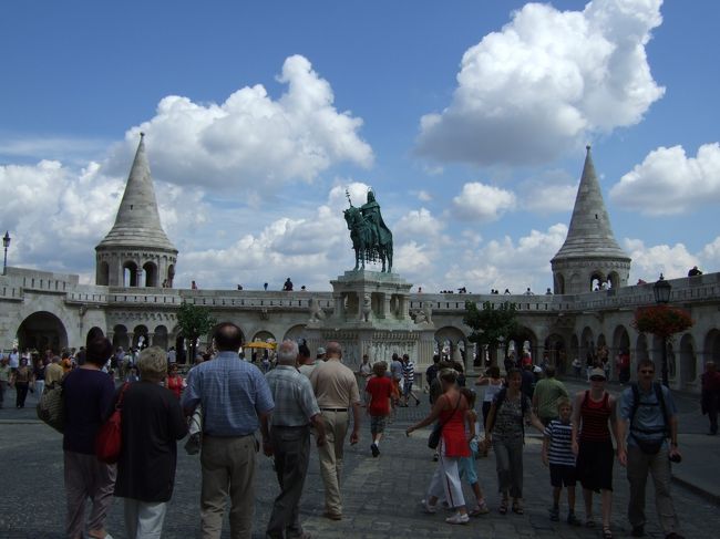 三位一体広場を通り、マーチャーシュ教会へ。<br /><br />それにしても人、多いです。