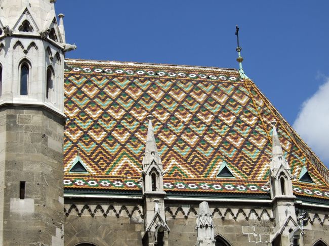 屋根にカラフルな模様。<br />