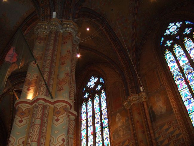 この教会の中も今まで見たことが無い雰囲気でした。<br />東の影響が強いんでしょうか？