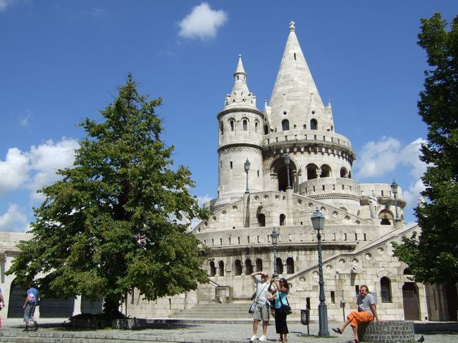 教会を出てすぐある、漁夫の砦。<br /><br />なんだか手前の木とおんなじようなとんがった形でかわいいです。