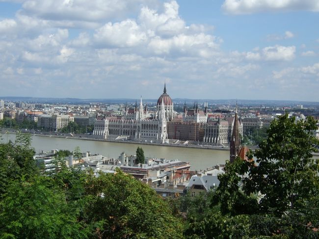 対岸から国会議事堂を眺めて、またケーブルカーで下へおります。