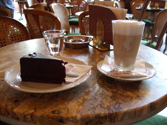 お茶タイム！<br /><br />甘すぎず、おいしかった・・・ような。<br />ちょっと忘れ気味。