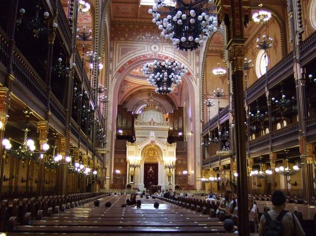 これまで見たキリスト教会とは明らかに違う雰囲気に圧倒されます。