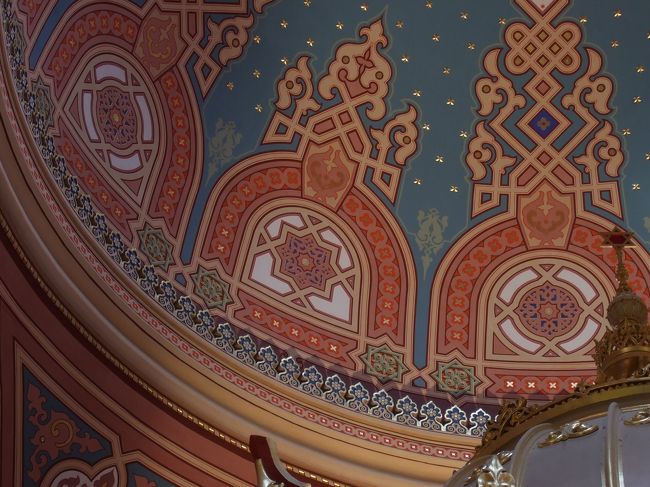 ドームの装飾もパキッとした色使いで素敵です。