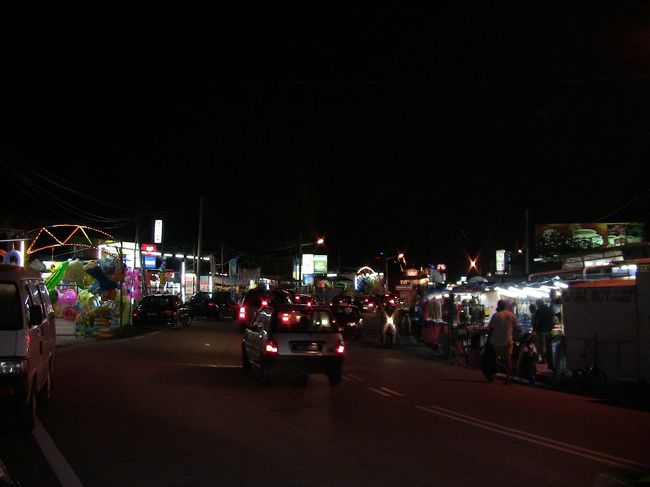 午前１０時半成田発のマレーシア航空にてクアラルンプールに到着。その後乗り継ぎでペナン空港まで約１時間。空港からホテルまで更に１時間でホテルに着いたのが午後８時過ぎでした。初日はとりあえず寝ておしまいかと思いましたが、ホテル前の出店や屋台は大賑わい。まずはホテル周辺から散策開始です。<br />今回は気合をいれてハイビジョンビデオカメラを持って行ったので、初日の写真はビデオカメラの静止画撮影１枚のみです。