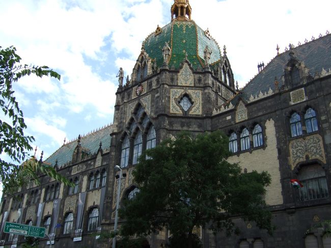 シナゴーグを後にし、工芸美術館へ。<br />今回は残念ながらお休みで入れず。<br />この建物の中もとてもよさそうだったので残念。