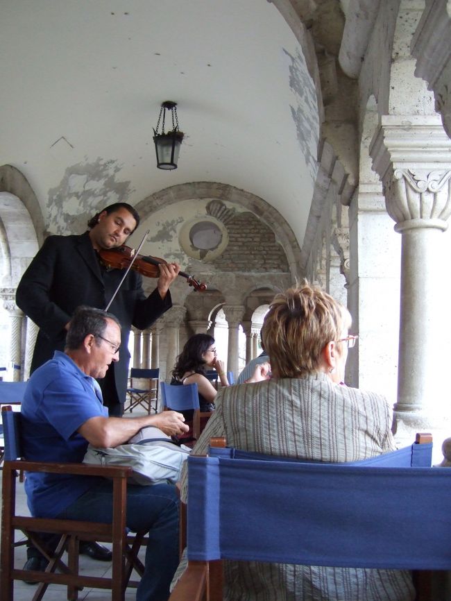 ブダペストの夜景を見るため、再び三位一体広場へ。<br />広場のカフェでビールを飲みつつ、日が沈むのを待ちます。<br /><br />隣のテーブルのバイオリン演奏を聞きながら、ブダペストの街を眺めてビール。<br />なんて贅沢！！<br />