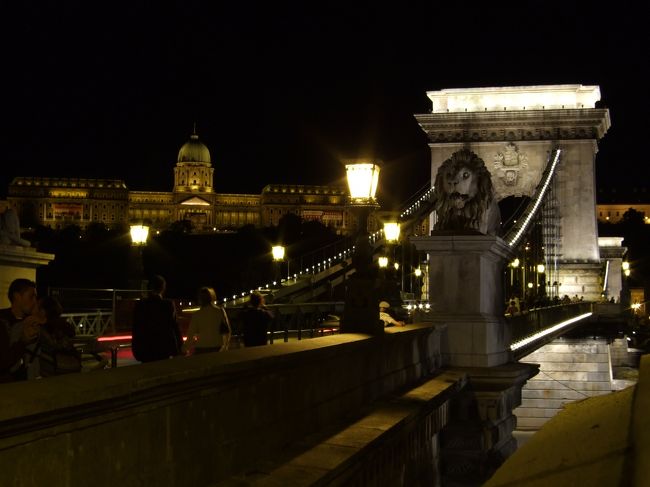 王宮とくさり橋。<br />ちょっと暗いですね。