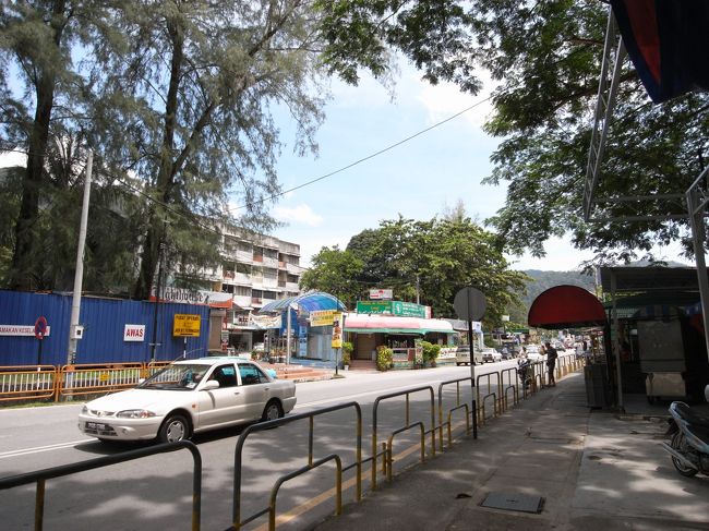 ２日目、ホテルの前の通りです。<br />初日と２日目の午前中はビデオカメラでの撮影を試みましたが、なかなか世界の車窓からのようなものは難しく、２日目午後の部からデジタルカメラでの撮影を中心に変更しました。<br />ちなみに、初日は屋台村のようなところで中華風の料理と海老を焼いたものを食べました。２日目午前中は朝食後パラセーリングを楽しみました。ペナン島のバトゥーフェリンギ地域全景が見渡せ気持ちよかったです。