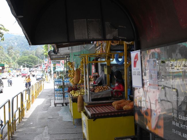 小ぢんまりしたお店には南国らしいフルーツのお店や露店がたくさんあります。