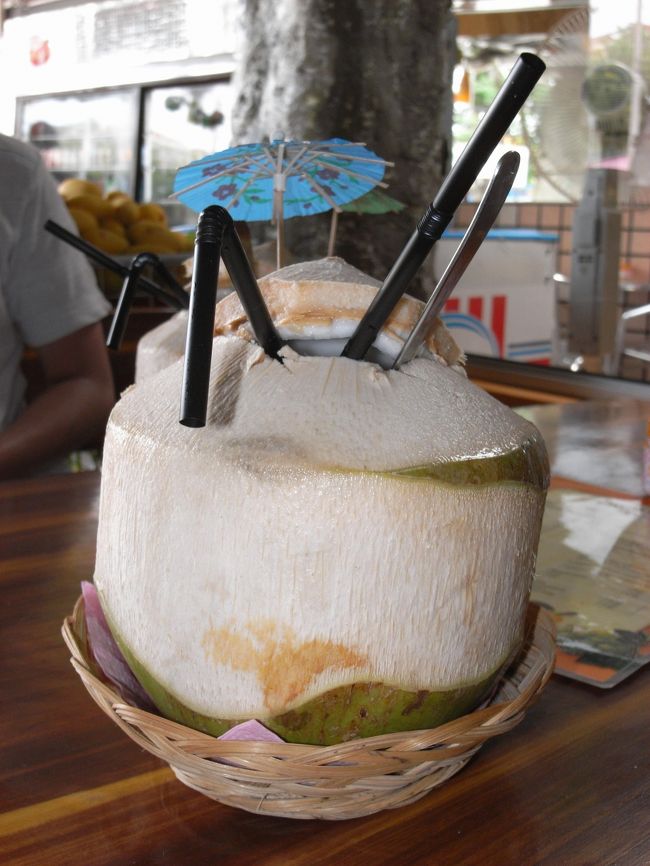 せっかくですのでフルーツ屋さんに入ってココナッツジュースを注文。前にハワイで飲んだときはあまりおいしい印象が無かったのですが、たまたまだったのではないかと思い、ペナンで再チャレンジ！<br />結果としてはおいしいともまずいとも言えないというところです。個人的にはライムか何かを少し垂らしたらもう少しおいしくなるのではないかと思いました。要するに後味がいまいちといったところでしょうか。