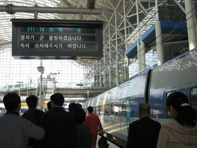 北側の出発地は、ソウルの龍山（ヨンサン）です。先回りして、光明（クァンミョン）からの乗車でした。列車は、定刻に到着しました。