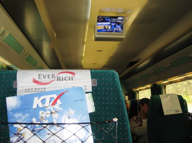 KTXの車内風景です。航空機と同じように、ポケットにはパンフレットが入っていました。座席の向きを変えられないのが、玉に瑕（キズ）です。
