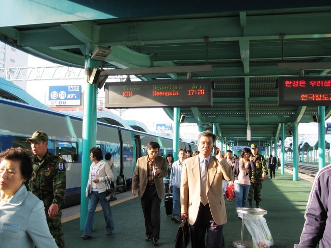 光明駅から木浦駅までは、約3時間の行程です。光明駅から暫くは新しい線路でした。時速300キロで走りましたが、その後は各駅停車でした。