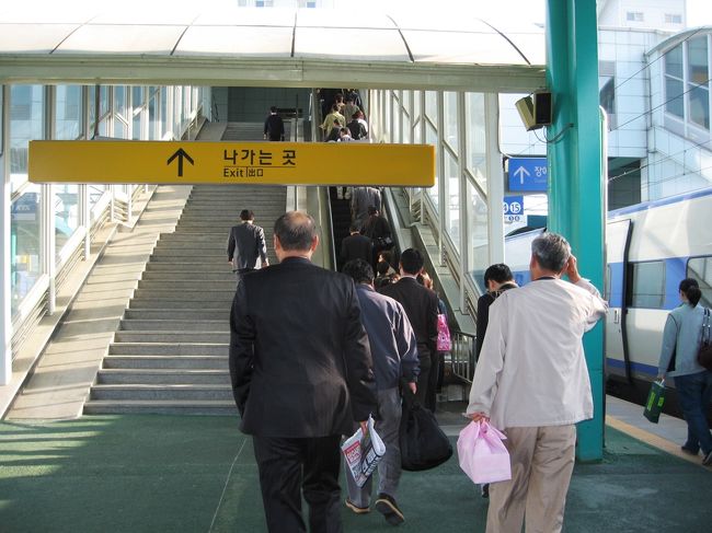 光明駅から1時間ほど走って半分以上の距離を走った感じでした。在来線利用部分では、のろのろ運転でした。終点の木浦駅への到着です。
