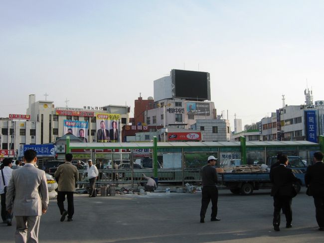 私も駅構内の観光案内所で、木浦観光マップを入手しました。日本語版もありました。宿探しの場所は、駅南の百済ホテル方面と決まりました。