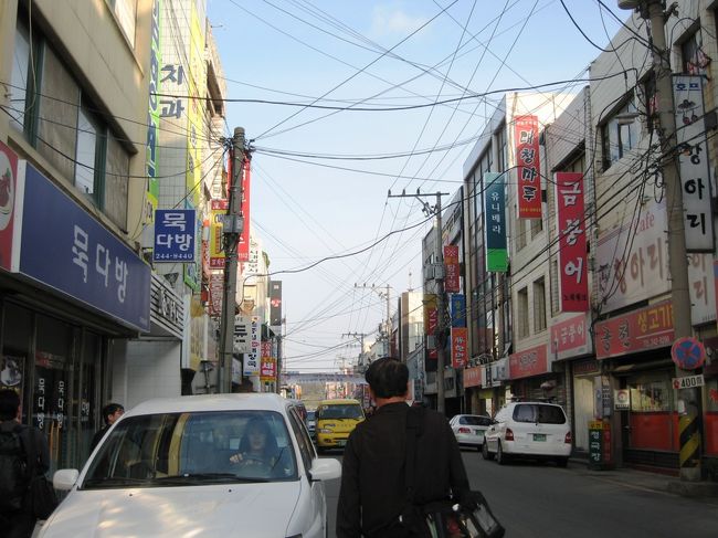 商店街のような通りに出ました。目的のホテルは商店街の中ではなく、少し外れた位置でした。車も人も余り通行がありませんでした。
