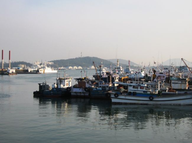 河口ではなく、入り江になった部分です。地図でも確認してみましたが、やはり木浦港の内港になっていました。停泊した漁船のようです。