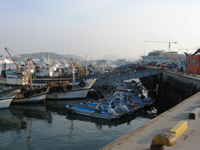 港風景が続きます。桟橋に一番近い位置には、青い小船がへさきを並べていました。船尾に外付けのスクリューが付いています。