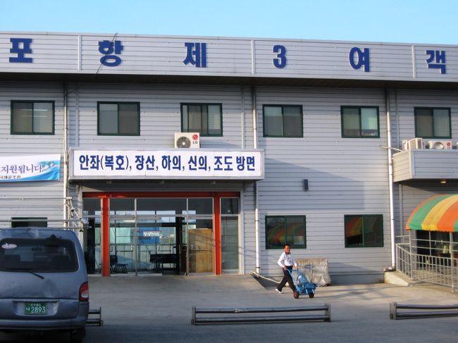 この一帯には、国際線と国内線のターミナルが集合しています。ここは、国内線の第３ターミナルです。木浦行きの船は就航していませんでした。