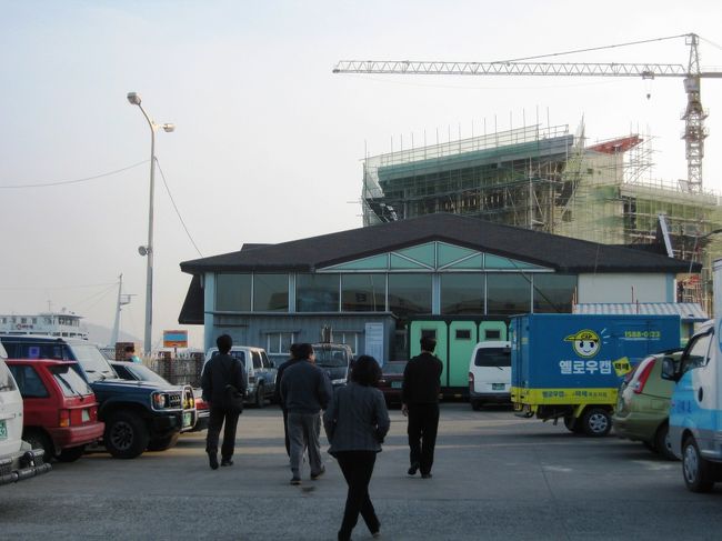 木浦行きのフェリーターミナルは、もっと先の方にあることを、係りの人が指差しで教えてくれました。その指差し方向へ向かっての移動です。